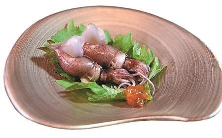 「Mizue」廚師長原克德料理的「醬煮富山螢烏賊」,是將有「春夜裡深海藍寶石」的富山螢烏賊,以濃口醬油加少許清酒醬煮後,再以加了七味粉調味的長野縣味增搭佐提味。圖∕姚舜