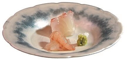 「金澤牡丹蝦.京都鯛魚」刺身,品嘗時可先搭配沖繩海鹽,引出肉質的甘甜,再搭配山葵提味。圖∕姚舜