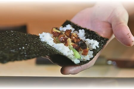 「Mizue」廚師長原克德做的「鰻魚壽司卷」,為凸顯酥脆口感,將鰻魚切成細條後再以關西派手法炭烤,並和小黃瓜及醋飯一起用海苔捲起。圖∕姚舜