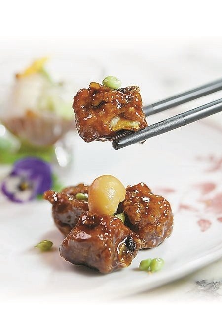 「江南小排骨」是將豬小排切成適合入口大小,混拌鎮江醋燒至收汁,味道酸甜交織、濃而不膩,口感嫩滑。圖∕姚舜