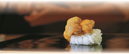 臺北嘉佩樂酒店日料餐廳「Mizue」的Omakase套餐有12道菜,吃不夠可點「海膽握壽司」。圖∕姚舜