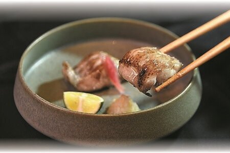 油脂豐厚的紅喉魚是最適合燒烤的海鮮食材,日本紅喉比臺灣的體型更大、油脂更多,「Mizue」的「炭烤紅喉」用的是來自九州、重7公斤的紅喉,相當珍稀、風味更佳。圖∕姚舜