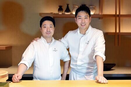 臺北嘉佩樂酒店日料餐廳「Mizue」的日籍廚師長原克德(Hara Katsunori,右)和副主廚高橋祐貴(Takahashi San),廚藝資歷輝煌,且都能以國語和客人互動。圖∕姚舜