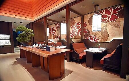 臺北嘉佩樂酒店中餐廳「榕居」的裝潢,是將古典東方元素以現代語彙呈現,並有一幅8米寬的牡丹花手工鑲嵌圖案為背景牆。圖∕姚舜