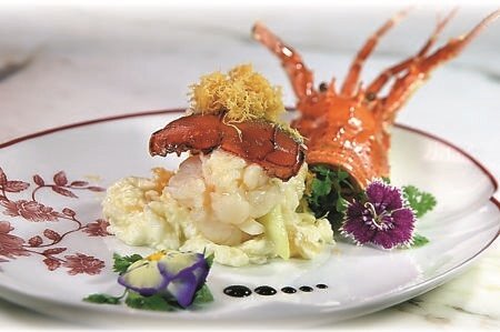 二菜合一的「金絲玉簪龍蝦襯賽螃蟹」,是以肉比波士頓龍蝦多且彈嫩的澳洲水姑娘油泡,搭配口感滑嫩的「賽螃蟹」。圖∕姚舜