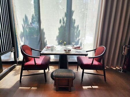 臺北嘉佩樂酒店中餐廳「榕居」靠窗座位,白天時的光與影極富雅趣。圖∕姚舜