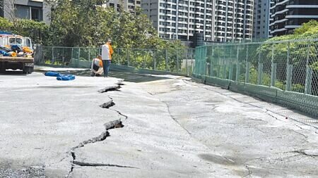 新北淡水濱海路一段的住宅用地,被違法開闢成停車場使用,但近期發現停車場鋪面大面積沉陷並龜裂,引發安全疑慮。(張鎧乙攝)
