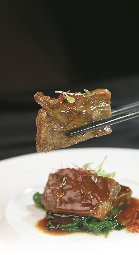 「豉蒜紅燜澳洲和牛面頰肉」是將富含膠質、口感軟嫩中帶有彈性的澳州和牛臉頰肉慢火滷煮三小時,並用主廚特製豉蒜醬提味。圖∕姚舜