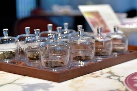 臺北嘉佩樂酒店中餐廳「榕居」提供「普洱」、「烏龍」與「花香」三大系列、共11款茶,讓客人選擇。圖∕姚舜