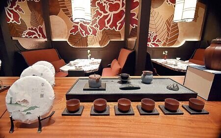 臺北嘉佩樂酒店中餐廳「榕居」布置有一茶席,傳達了一股東方美學。圖∕姚舜