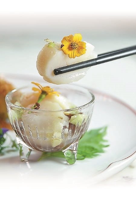 「涼拌椒麻日本元貝海蜇花」是以主廚特製椒麻醬為似生卻熟的日本干貝提味。圖∕姚舜