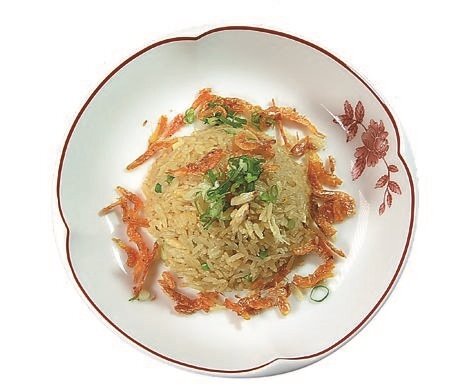 帶著鑊氣上桌的「櫻花蝦鮮蟹肉筍香炒飯」,藉多元食材交織出富層次的風味與口感。圖∕姚舜