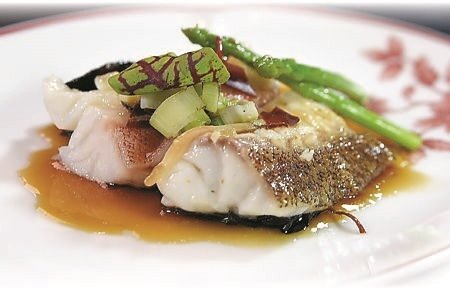 「5J伊比利火腿陳皮古法蒸星斑球」以加了魚露和陳皮的醬汁蒸石斑,並用最頂級的5J伊比利火腿提升魚餚的鹹鮮度。圖∕姚舜