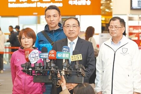 新北市長侯友宜(中)11日出訪日本考察,期間將參訪東京及西武2座大巨蛋,作為未來大巨蛋規畫興建參考。(杜宜諳攝)