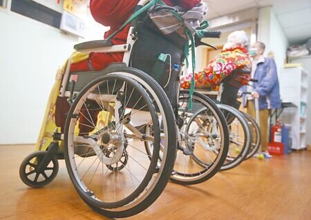 健保署10日召開修改「全民健康保險醫事服務機構特約及管理辦法」修法溝通會議,擬不給付或減少給付病情穩定卻未下轉、轉診的住院。圖為示意圖。(趙雙傑攝)