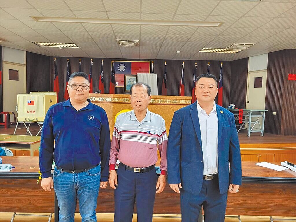 台南縣區漁會3巨頭出爐,總幹事陳崇德(左),新任理事長周良榮(中),前理事長李武龍轉任常務監事。圖/台南市農業局提供