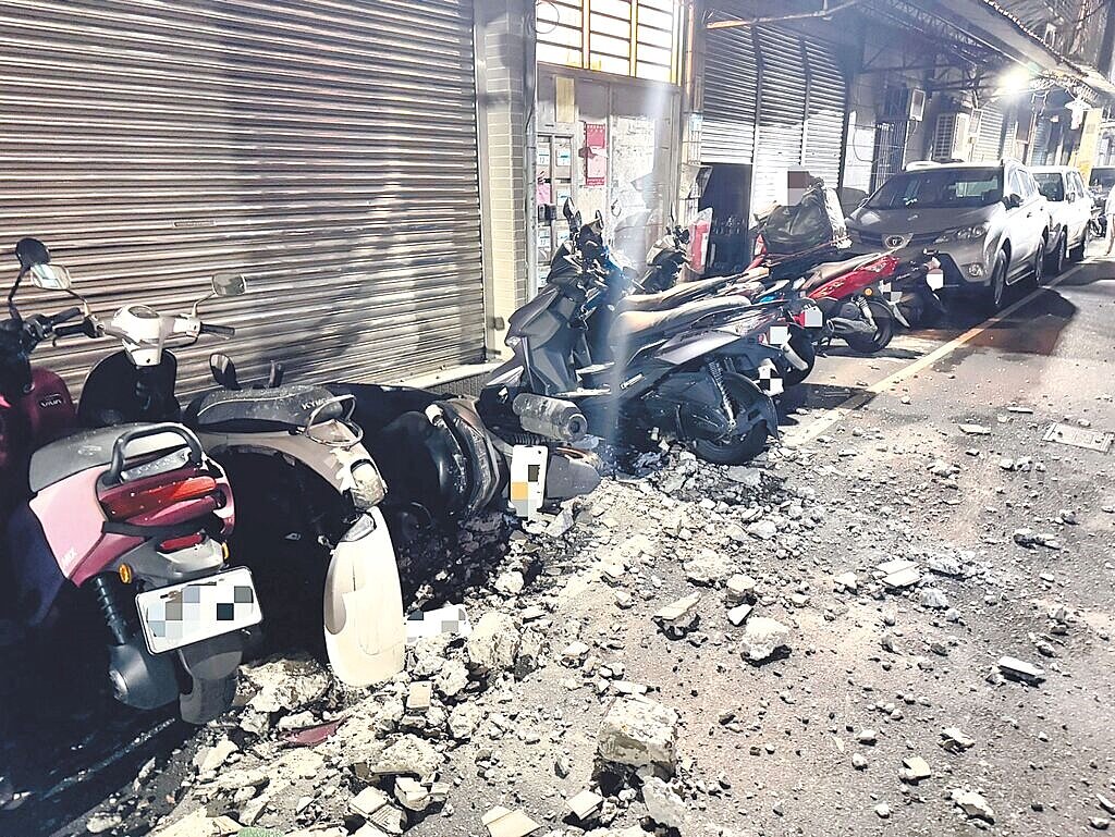 新北市三重區永安北路1段1處公寓外牆磁磚與混凝土塊4月11日凌晨掉落,波及6輛機車受損,幸無人受傷。圖/三重警分局提供