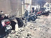 三重海砂屋磁磚砸6機車　居民驚恐