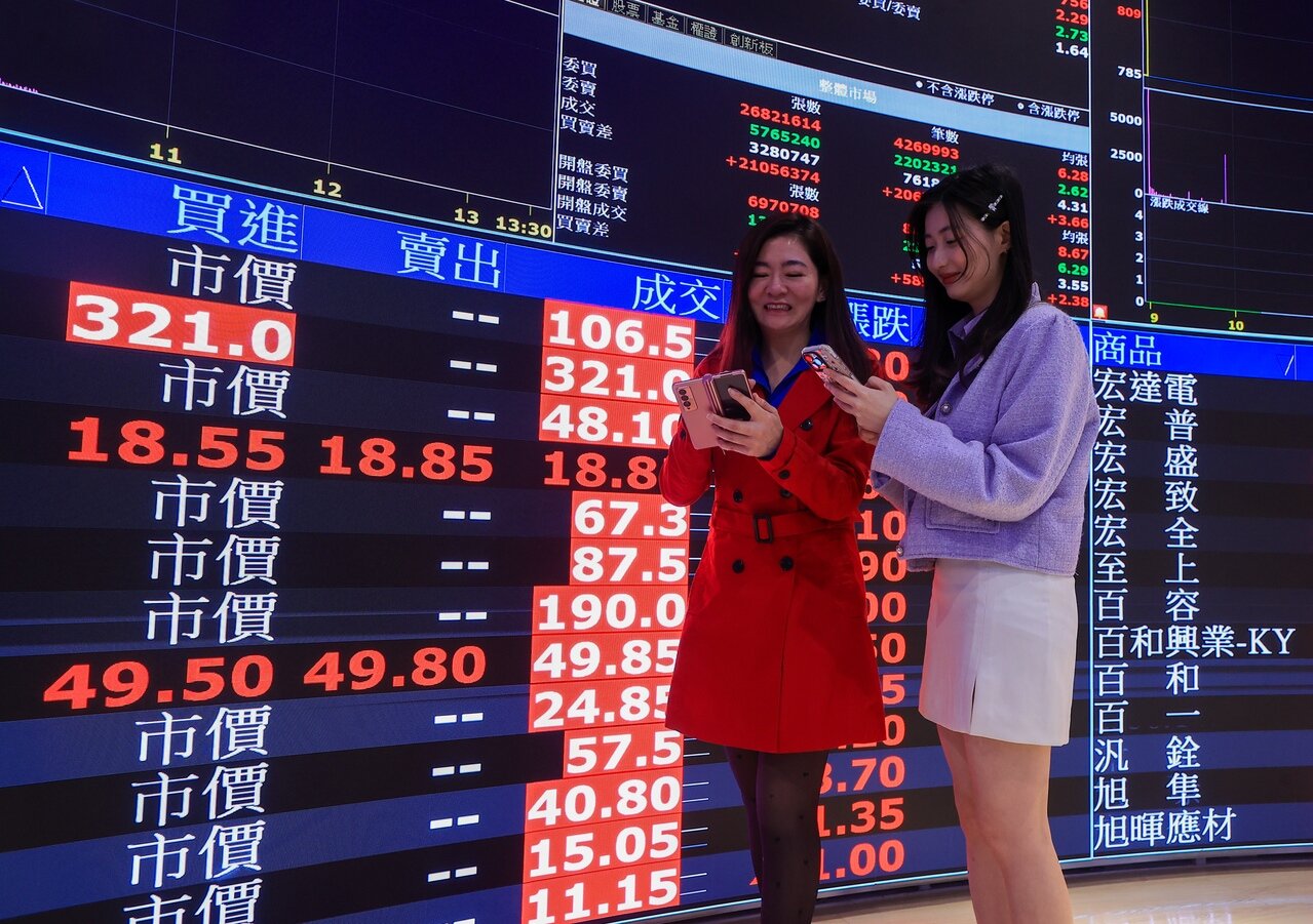 11日台股盤中由黑翻紅,多空陷入激戰。台股示意圖。 聯合報系資料照