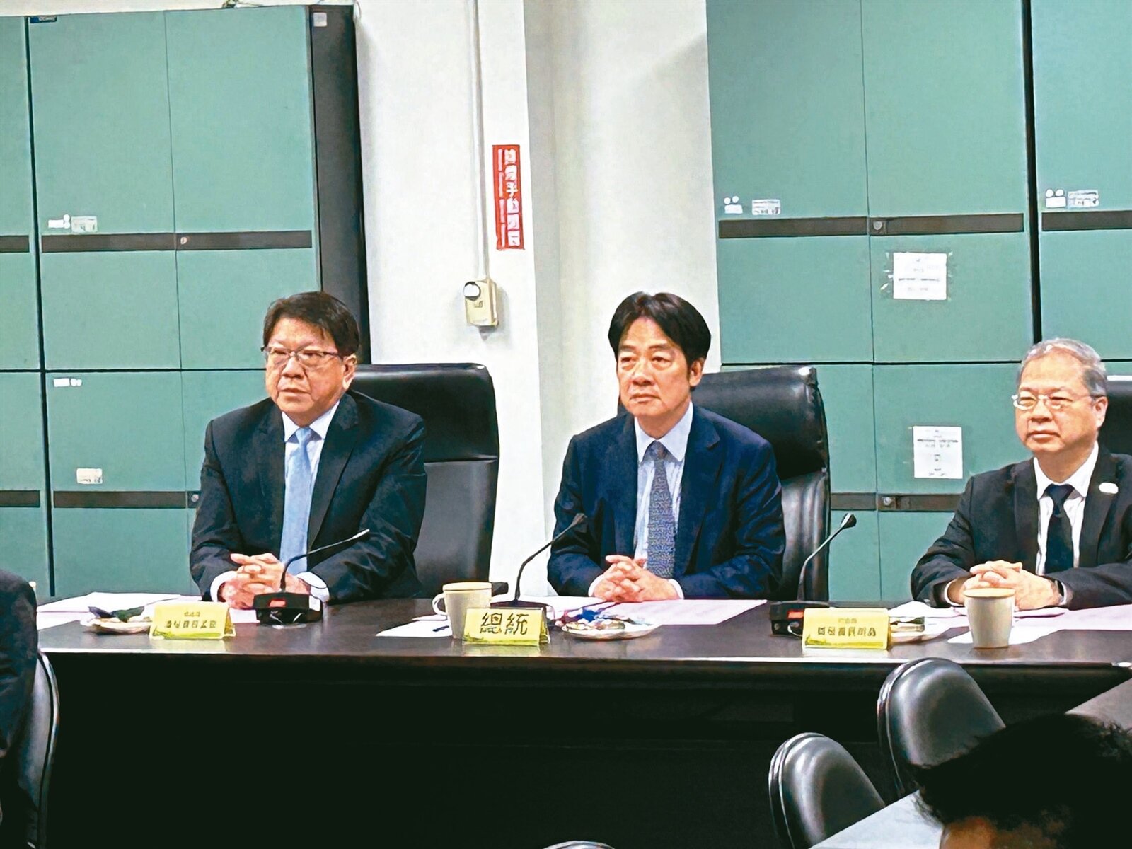 因應美國對等關稅風暴,賴清德總統(中)昨與中部廿五家機械業廠商座談,強調政府會做好準備和美國好好談判。記者趙容萱/攝影