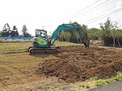 搶分租攤商　地主忙填平農地