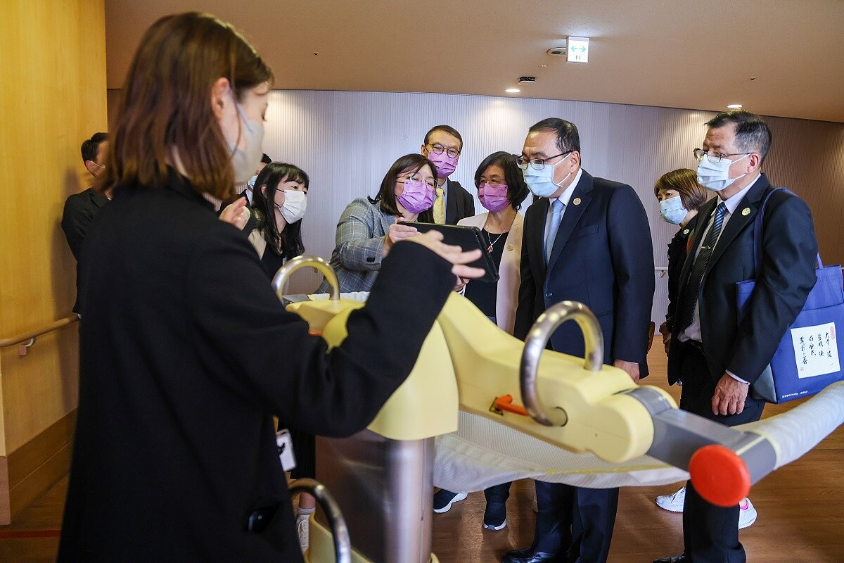 新北市長侯友宜11日率領市府團隊前往日本東京考察,首站參訪知名福祉法人「善光會」。圖/新北市政府提供