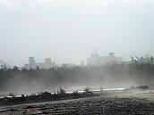 東北季風發威　台東飛砂蔽天