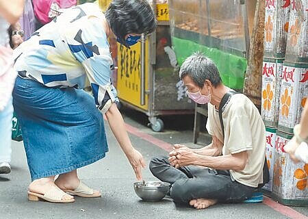 美國對台祭出高關稅,台股重挫、更有不少企業打算裁員或放無薪假。此為示意圖。(本報資料照片)