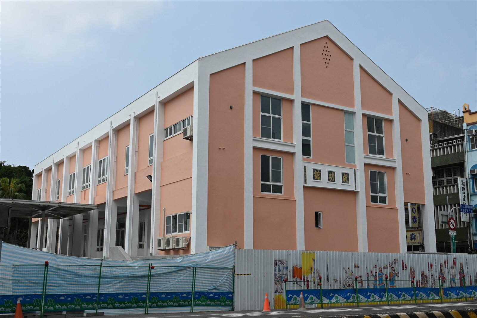 台南中西區成功國小校舍重建原定前年完工，延宕許久，市府希望成功館能在5月底點交，讓校方辦畢業典禮。記者鄭惠仁／攝影 