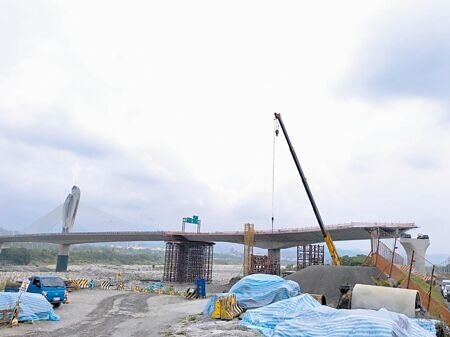 「東勢-豐原生活圈快速道路」工程2014年分5標動工,停工復工後的第3標,4月底前將與第4標接合,終結10年「斷橋」景象。(李京昇攝)