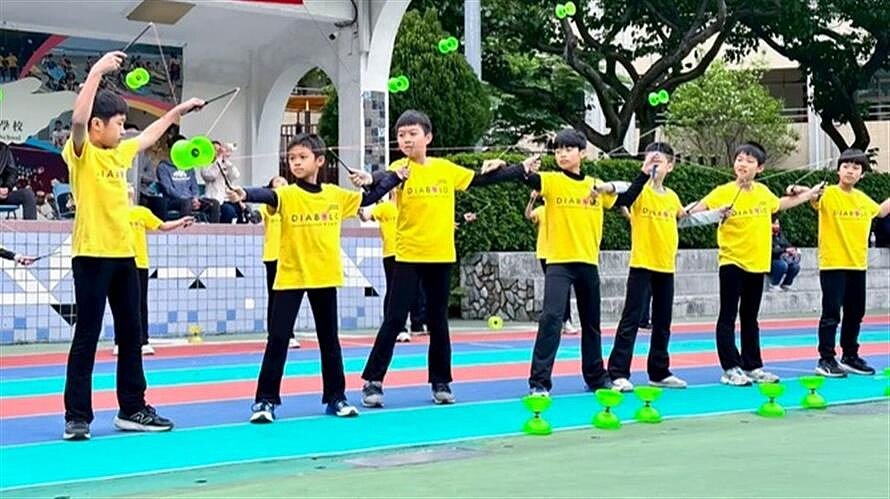 台北市萬華區華江國小3月29日舉辦兒童節園遊會,由扯鈴隊帶來了精彩的開場演出。