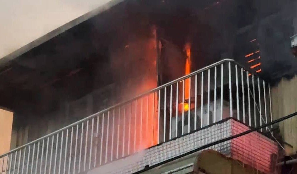 宜蘭五結鄉大吉三路清晨傳出火災，住戶以為外面下雨，打開房門見火勢，4人驚惶逃生，鐵皮屋住家全毀。圖／讀者提供