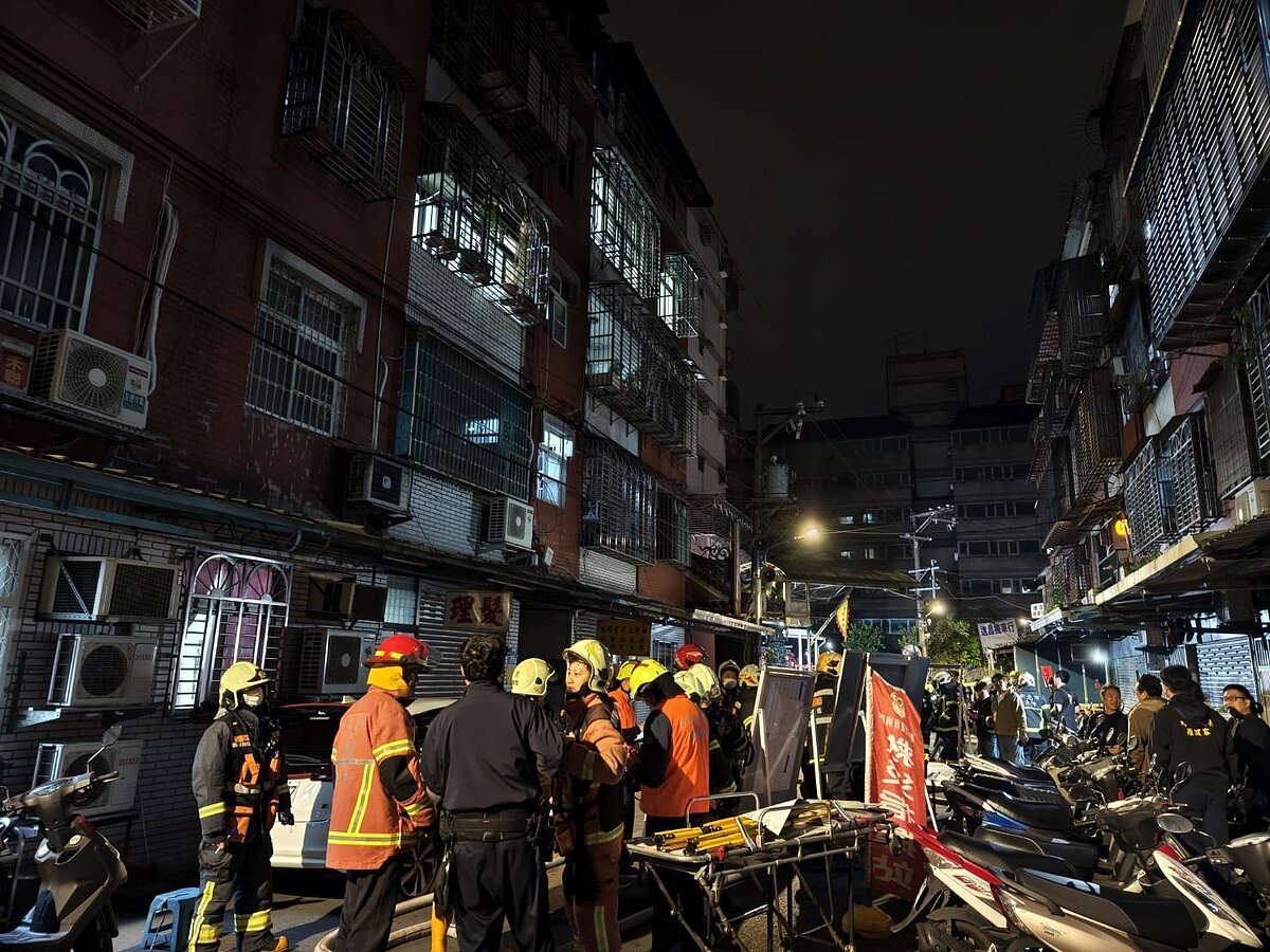 位於中和區華安街1棟公寓5樓頂樓加蓋處今天凌晨發生火警。記者黃子騰/翻攝