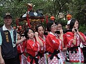 台北溫泉季掀高潮　神轎踩街萬人祈福