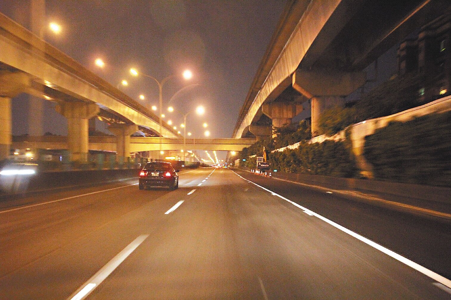 為紓解國道1號汐止至台北經常性壅塞車流,高公局北工處從汐止系統交流道至東湖交流道間,將增設一線輔助車道。 記者盧禮賓/攝影