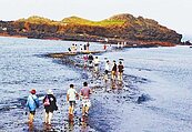 漫步海底古道　體驗澎湖奇景
