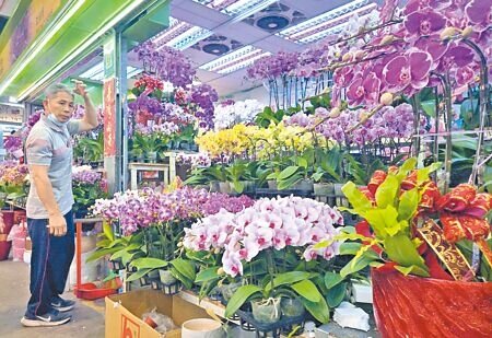 主計總處8日公布3月CPI,年增2.29%,再度衝破2%通膨警戒線。圖為台北花卉批發市場內,業者展售各式蘭花。(范揚光攝)