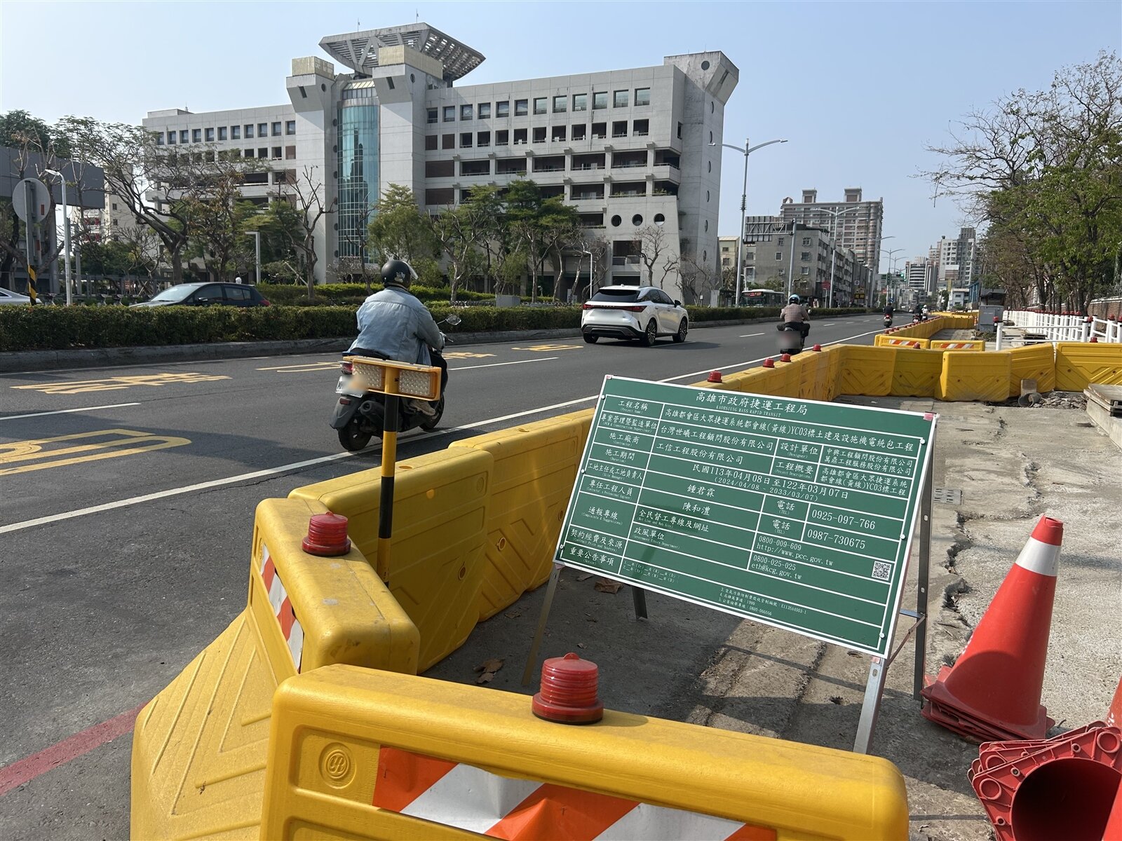 高雄捷運黃線預算暴增926億元,施工推展至鳳山行政中心一帶。記者徐白櫻/攝影