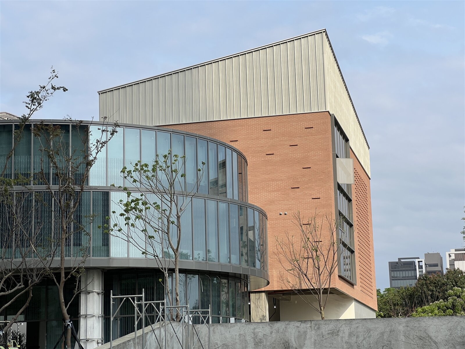 斥資9.5億元打造的新竹縣立總圖書館新建工程,屋頂外觀挨批是「鐵皮屋頂風」,縣府文化局近期提出優化方案。記者黃羿馨/攝影