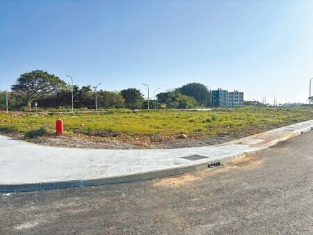 桃園航空城安置街廓目前因申請不到臨時水電,導致仍有多戶未開工重建家園,重建戶憂無法在2026年2月前完成房屋2樓的樓地板勘驗程序,無法領取補助。(廖姮玥攝)