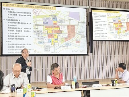 屏東縣文化資產保護所在地方舉行6場「東港共和新村聚落建築群保存及再發展計畫」說明會,將於5月制訂出一套發展準則。(謝佳潾攝)