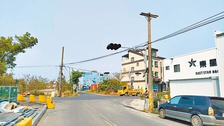 屏東縣政府為解決小琉球交通亂象,擇定在全德國小旁的復興路與相埔路設置全島首座紅綠燈,預計8月啟用。(謝佳潾攝)