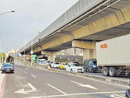 台88線鳳山交流道西向車流眾多,容易因回堵衍生違規並排問題,公路局8日公布交流道拓寬計畫,盼改善車流。(任義宇攝)