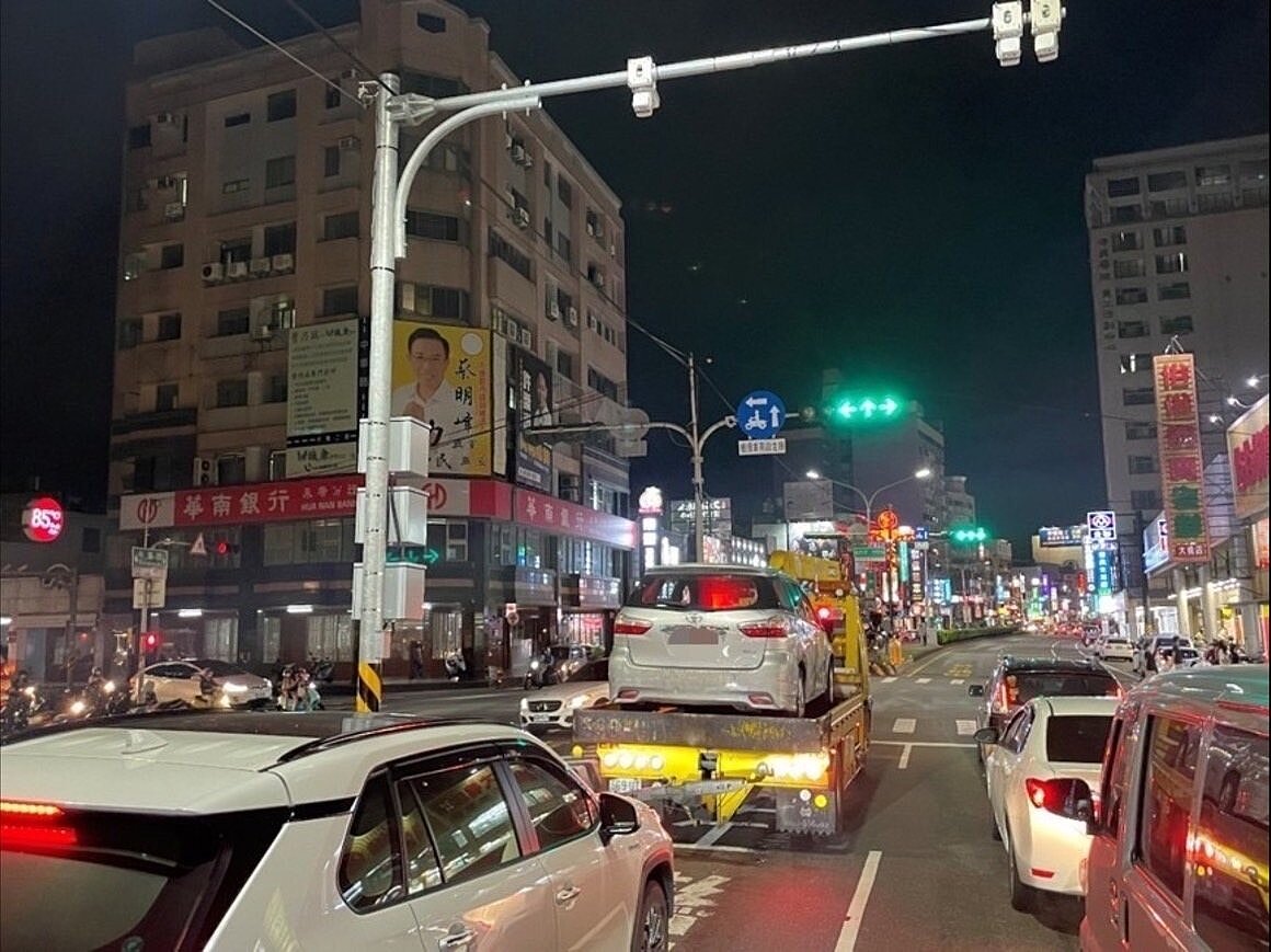 交大指出,永康區有4處路口進榜,科技執法主要取締項目包括:闖紅燈、紅燈越線、紅燈右轉、未依標誌標線行駛、未停讓行人等。圖/記者袁志豪翻攝