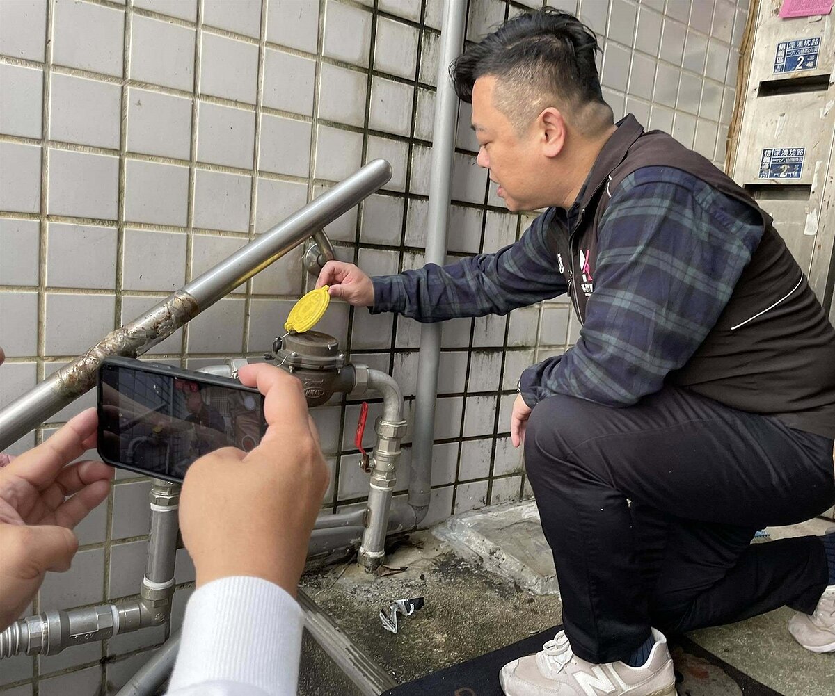 基隆民生世界社區漏水高水費，改善完工水費大降解民怨。圖／議員陳軍佐提供