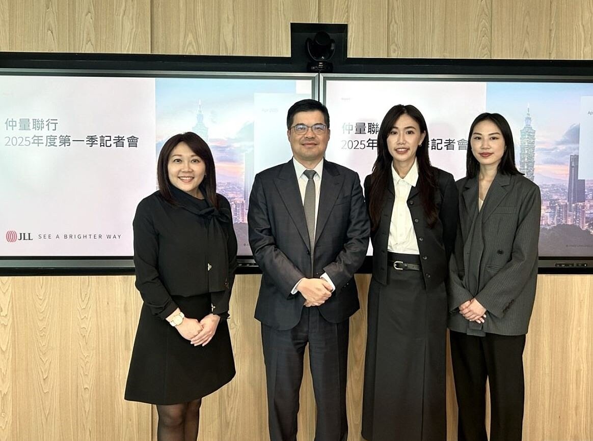仲量聯行8日舉行2025年第1季記者會。左二為台灣董事總經理侯文信、右二為研究部經理楊于萱、右一為行銷部經理邱凡芮。仲量聯行提供