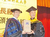 趙藤雄　獲頒台北科大名譽管理博士