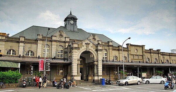 「大車站計畫」的推動將建置跨站平台連結新竹火車站的前後站,並與商業活動結合,周邊房市皆可受惠。(圖/維基百科)