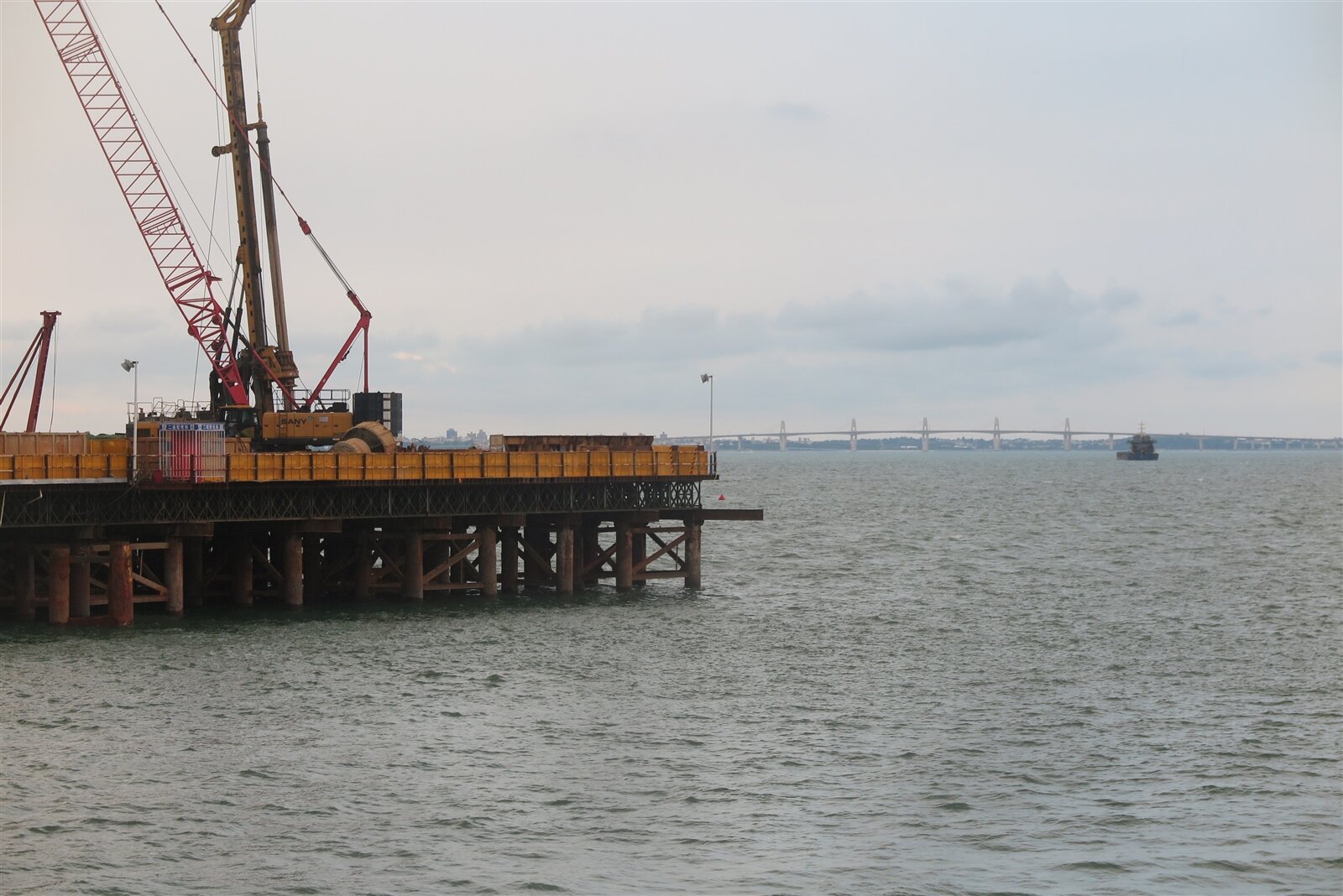 金廈大橋施工平台,可遠眺我方的金門大橋。記者陳政錄/攝影