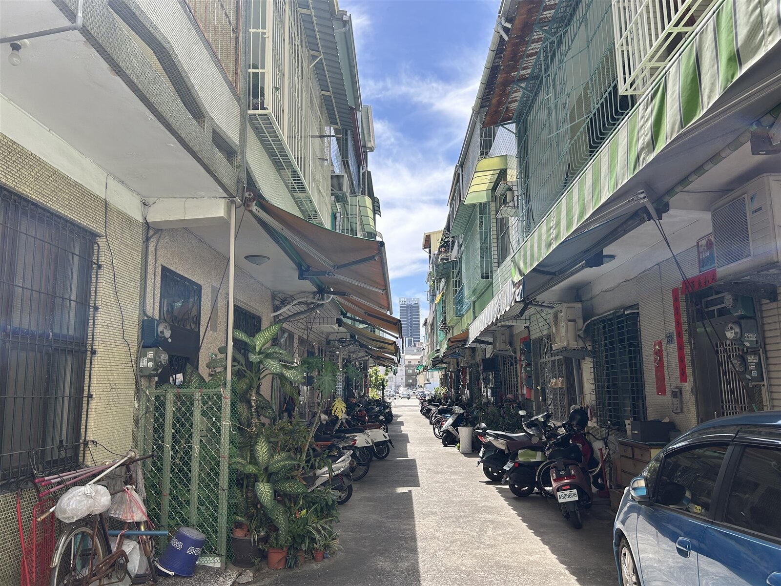 廣東一街若蓋立體停車場,16巷居民出去就是停車場,居民擔心未來道路被封住,消防車無法進入,無法安心。記者徐白櫻/攝影